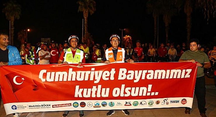 29 Ekim coşkusu Antalya sokaklarında