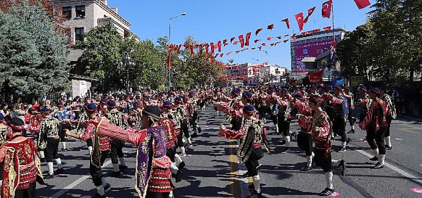Ankara’nın Başkent Oluşunun 99’Uncu Yılı 1000 Seymenin Görkemli Gösterisiyle Kutlandı
