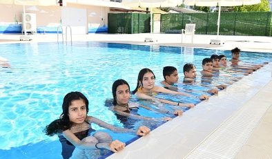 Çiğli Belediyesi'nin Yüzme Kursu Devam Ediyor