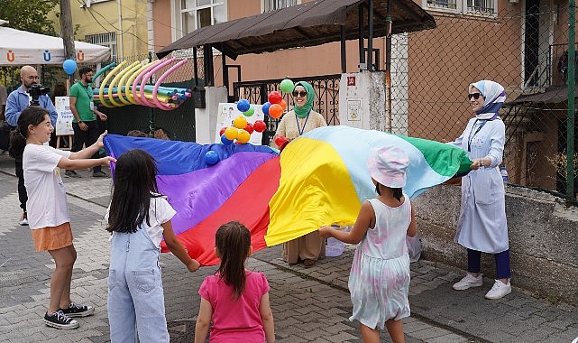 Üsküdar Belediye Başkanı Sinem Dedetaş “Gezgin Oyun Parkı" etkinliklerinin ilkini Çengelköy Huzurtepe Sokak'ta başlattı